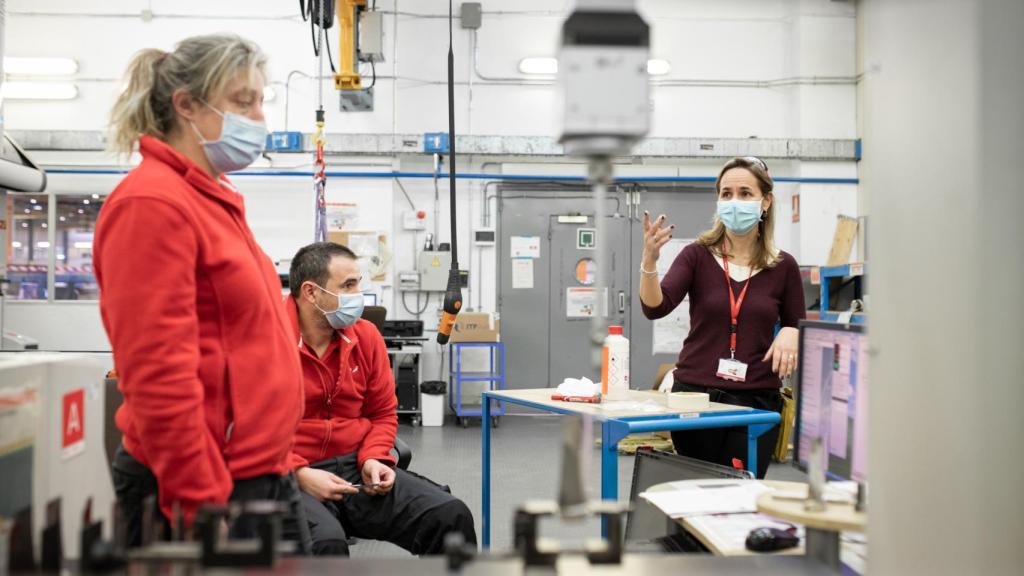 María, una de las pocas mecánicas que trabajan en el taller, junto con Eylo González.