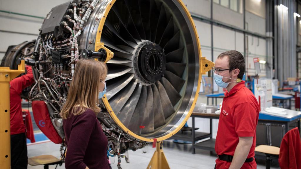 Eylo González, frente a uno de los motores que están arreglando en el taller de Iberia.