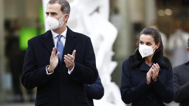 Los Reyes en la inauguración del monumento en honor a los sanitarios fallecidos por la Covid-19.