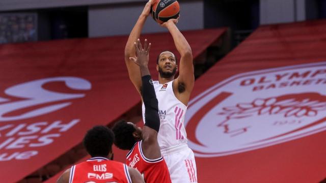 Randolph lanzando ante Olympiacos