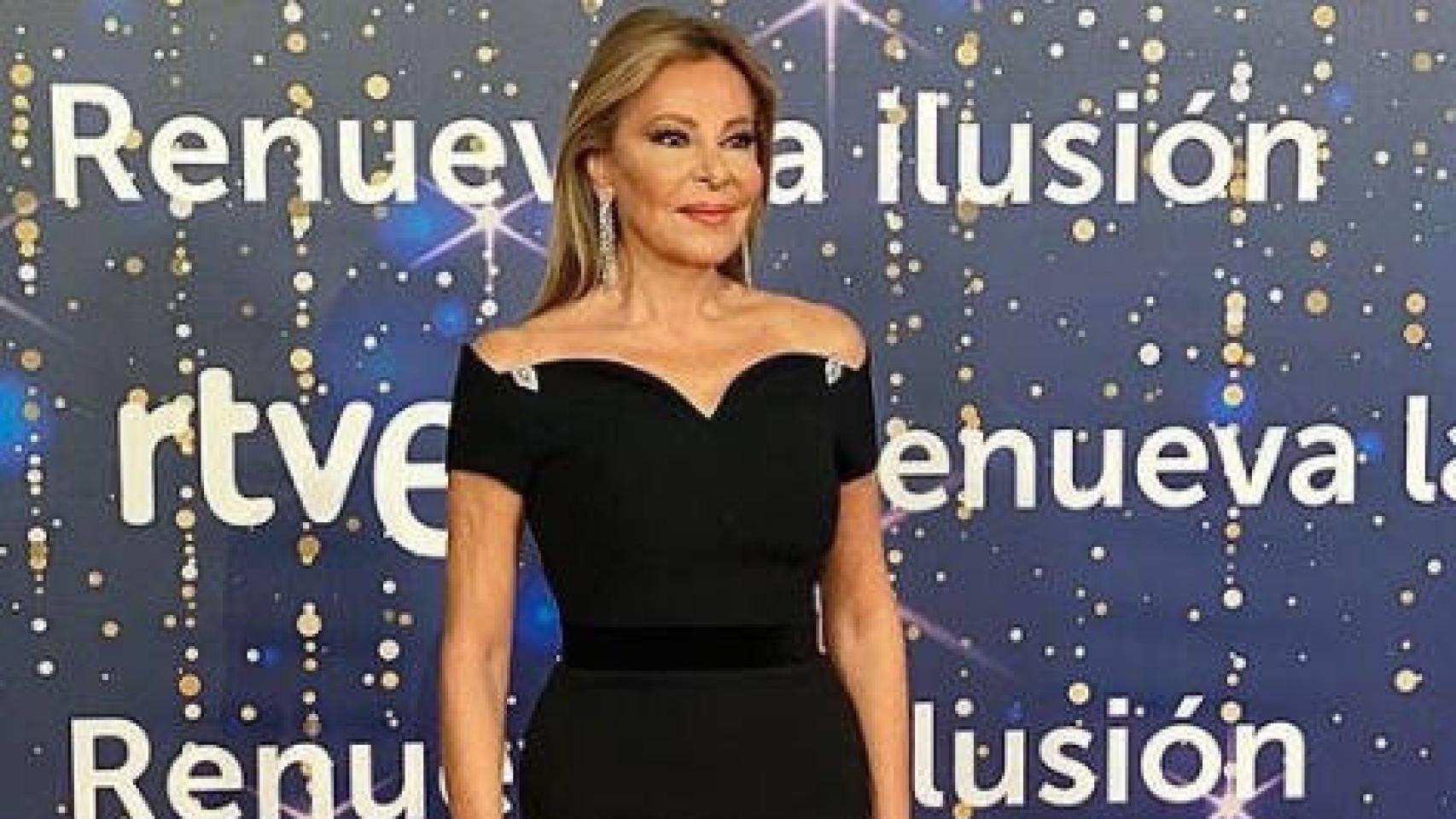 Ana Obregón vestida con un diseño de Alejandro de Miguel