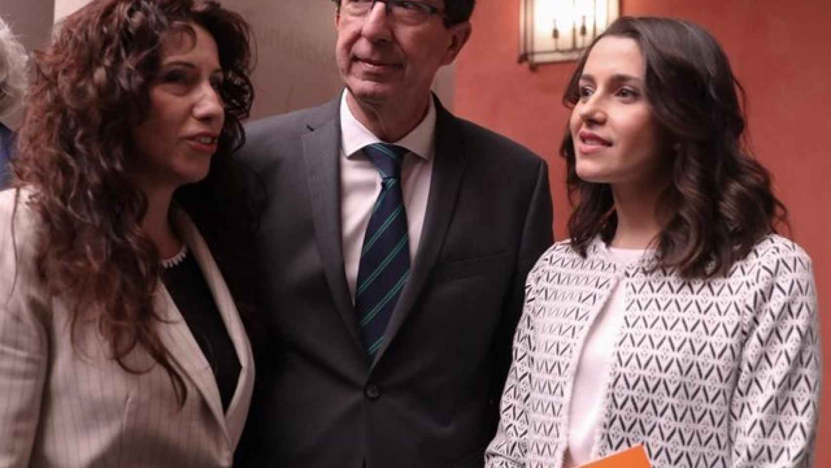 El vicepresidente de la Junta de Andalucía, Juan Marín, junto a Inés Arrimadas y a la consejera de Igualdad, Rocío Ruiz.