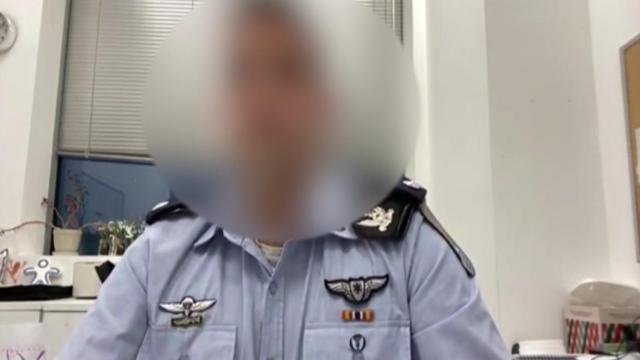 El 'mayor D', de uniforme, cuyo rostro aparece opacado por un borrón digital.