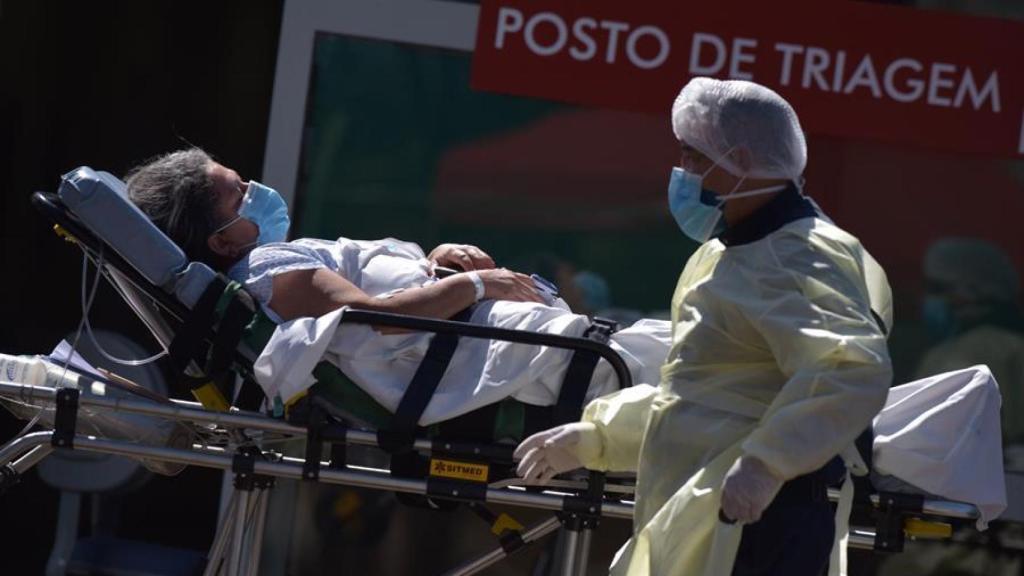 17/12/2020 22:28 (UTC) Autor: EFEI0373 Temática: Sanidad y salud » Epidemias y plagas Una mujer es trasladada en una camilla frente al Asa Norte Hospital en Brasilia.