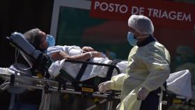 Una mujer es trasladada en una camilla frente al Asa Norte Hospital en Brasilia.