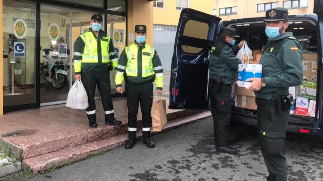 Agentes de la Guardia Civil de A Coruña con los alimentos donados a Padre Rubinos.