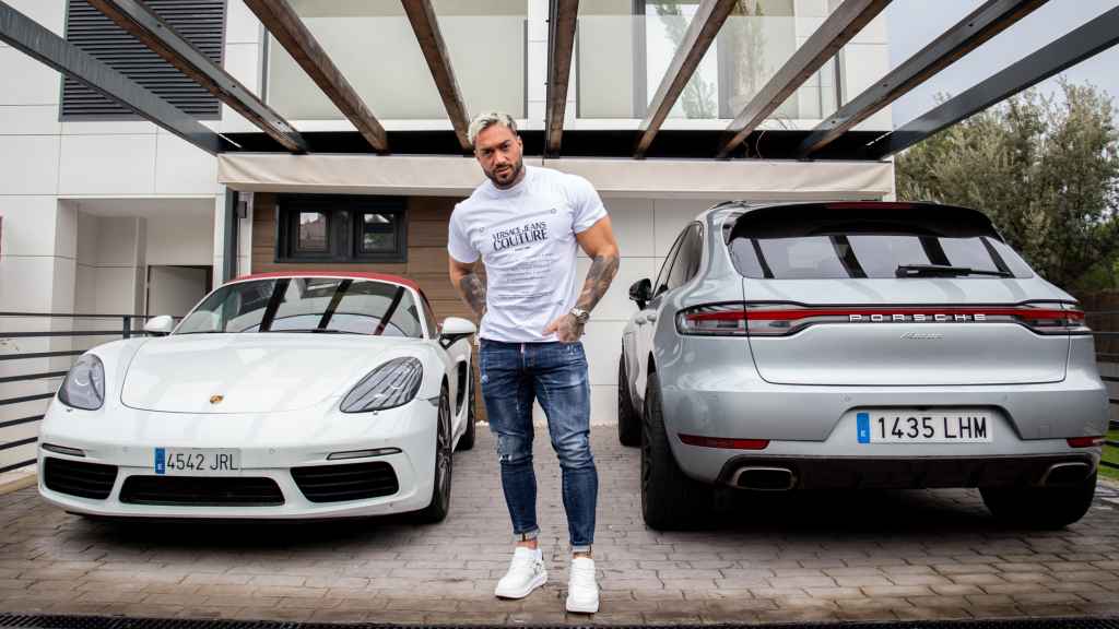 Juan Faro ante sus dos Porsche.