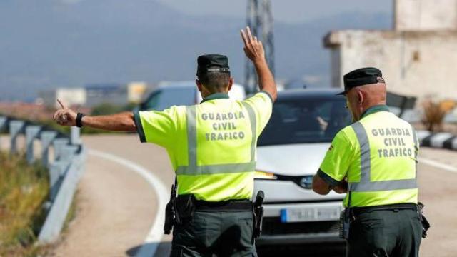 Agentes de la Guardia Civil parando a un conductor.