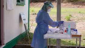 Una sanitaria prepara pruebas PCR en Monforte de Lemos.