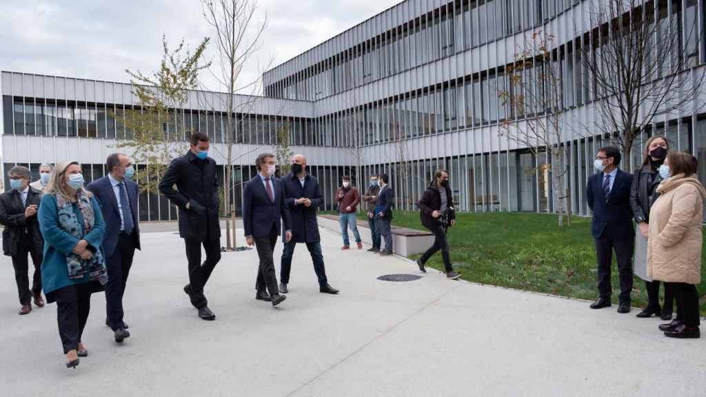 El presidente de la Xunta, Alberto Núñez Feijóo, junto a otras autoridades durante una visita al centro de salud de A Estrada.