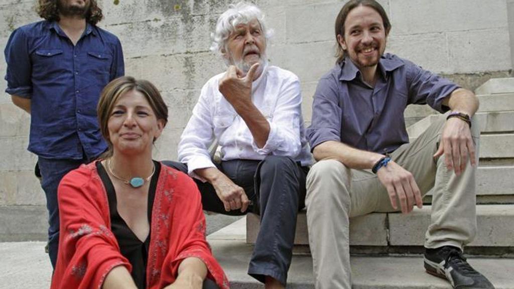 Pablo Iglesias (d),  Xosé Manuel Beiras (2d), Yolanda Díaz (2i) y el dirigente de Anova Antón Sánchez (i), en un acto en A Coruña en 2015.