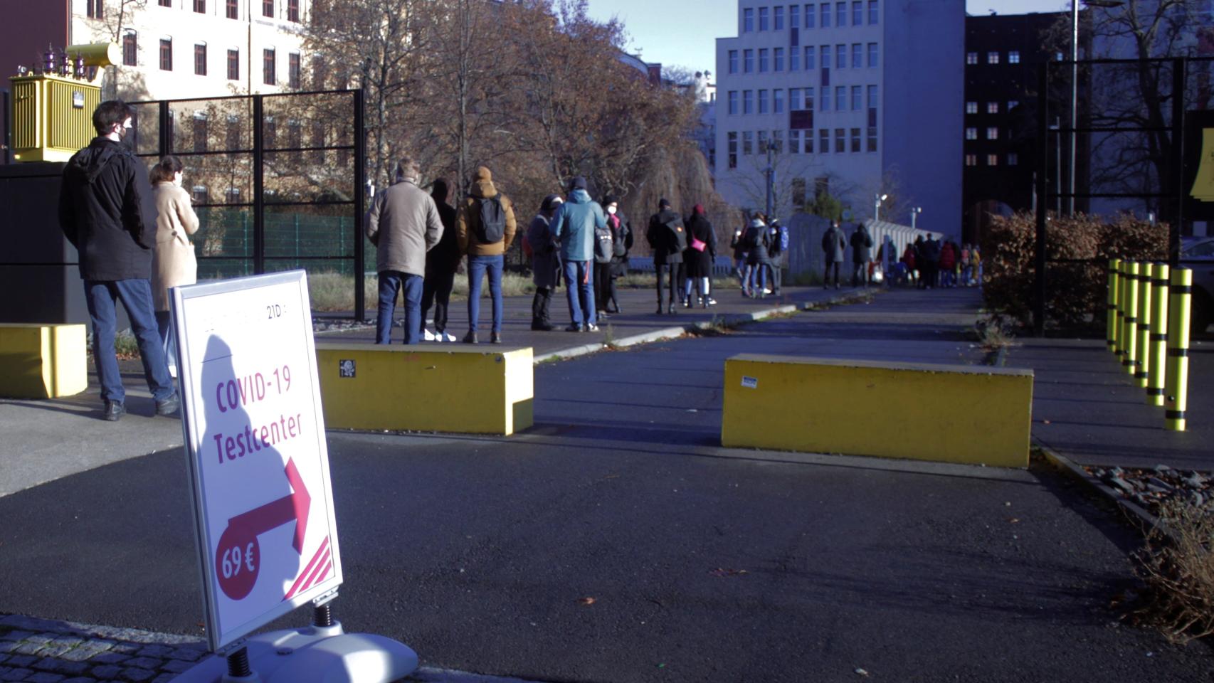 Varias personas hacen cola en uno de los dos centros que se han habilitado en Berlín para test PCR.