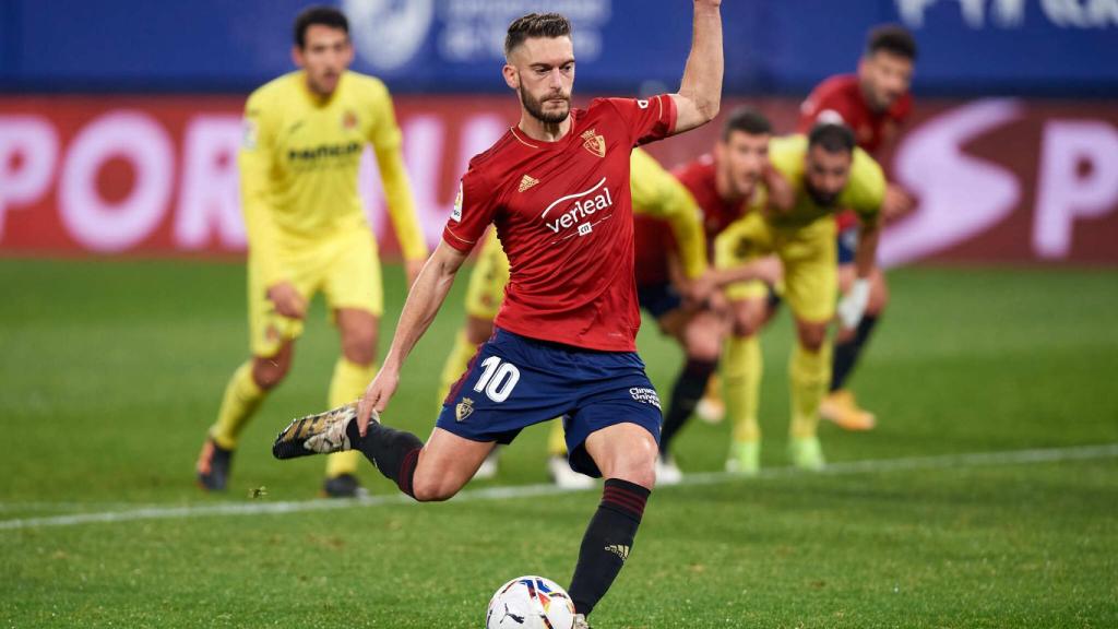 Roberto Torres lanzando el penalti de Osasuna