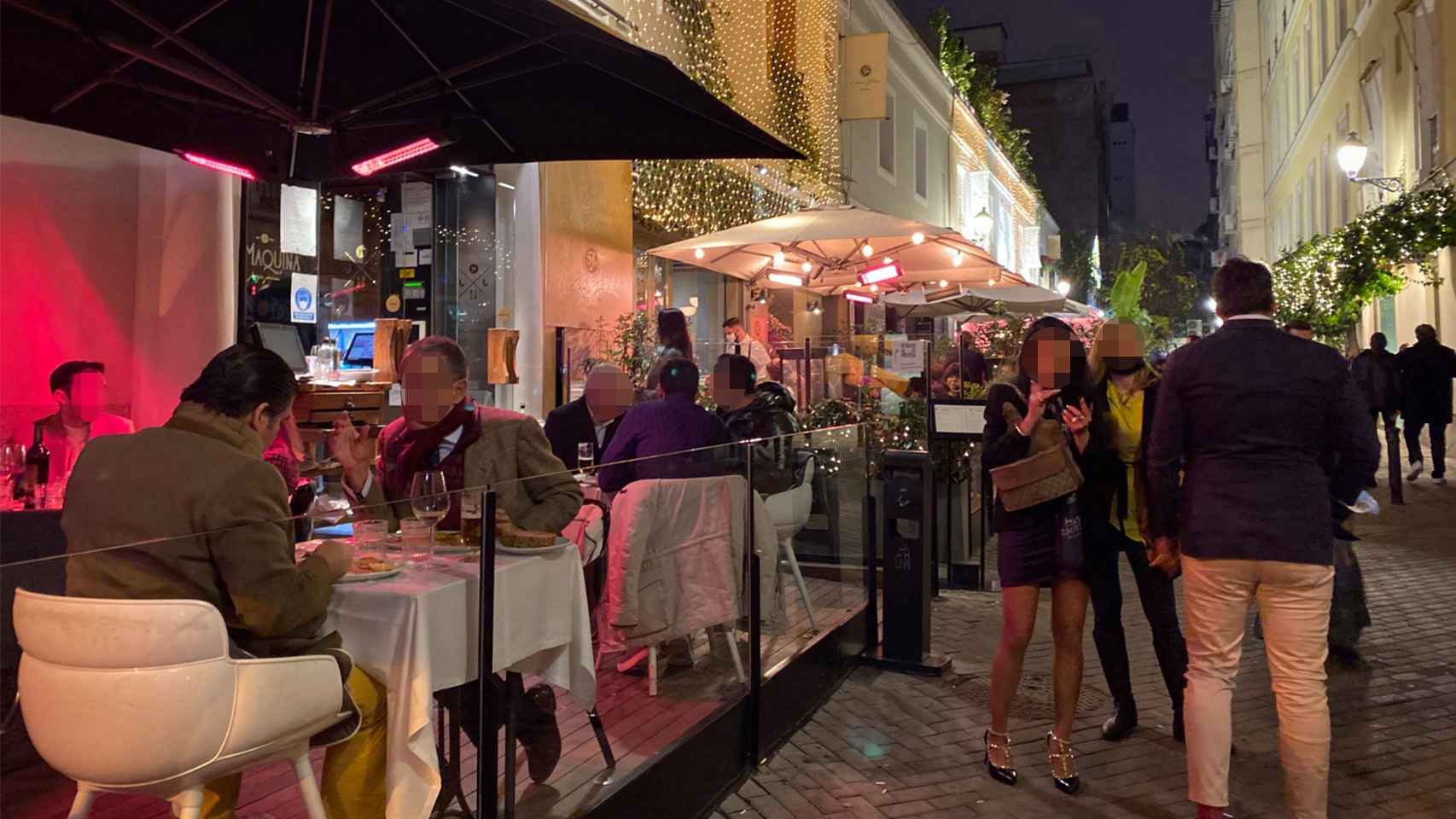 Varias personas cenando en una terraza de un restaurante de Madrid.
