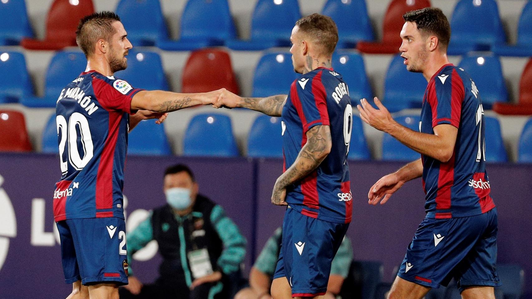 Los jugadores del Levante celebran el gol de Roger