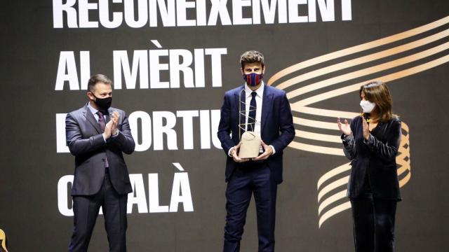 Piqué recibe el premio al mérito deportivo catalán