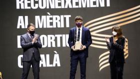 Piqué recibe el premio al mérito deportivo catalán