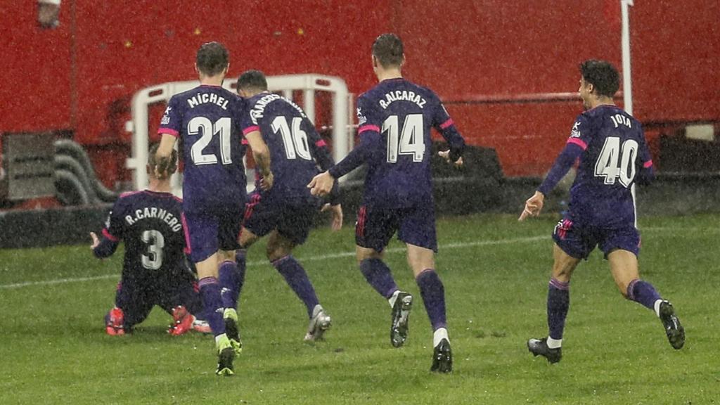 El Valladolid celebra el gol de Raúl Carnero ante el Sevilla