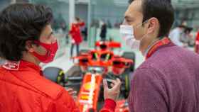 Carlos Sainz conociendo las instalaciones de Maranello en su primer día en Ferrari
