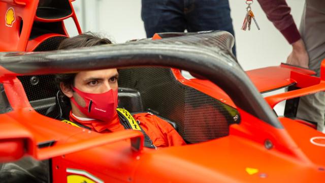 Carlos Sainz se sube al Ferrari F1 por primera vez