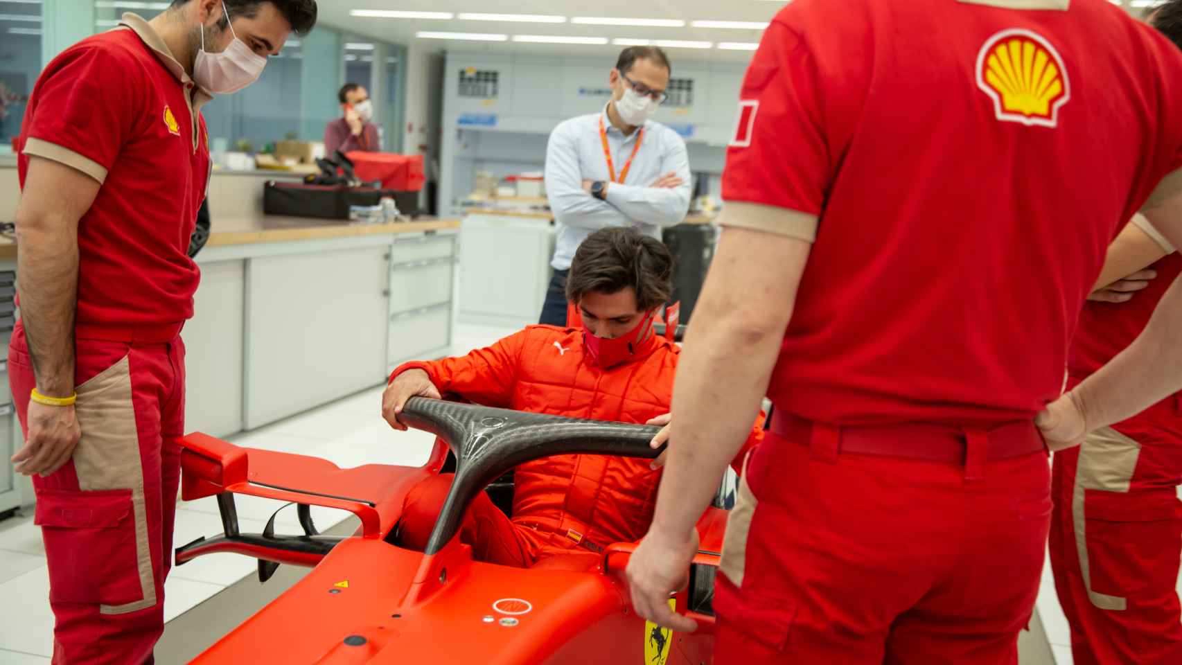 Carlos Sainz se sube al Ferrari F1 por primera vez