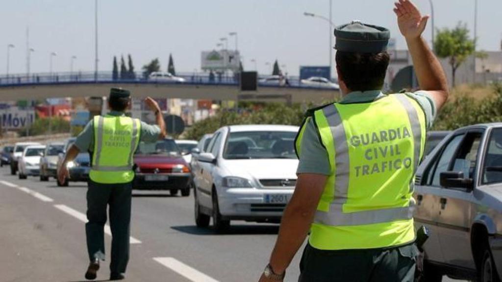 Agentes de la Guardia Civil dando paso en un atasco.