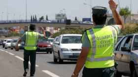 Agentes de la Guardia Civil durante un atasco a la salida de la Comunidad de Madrid. Efe