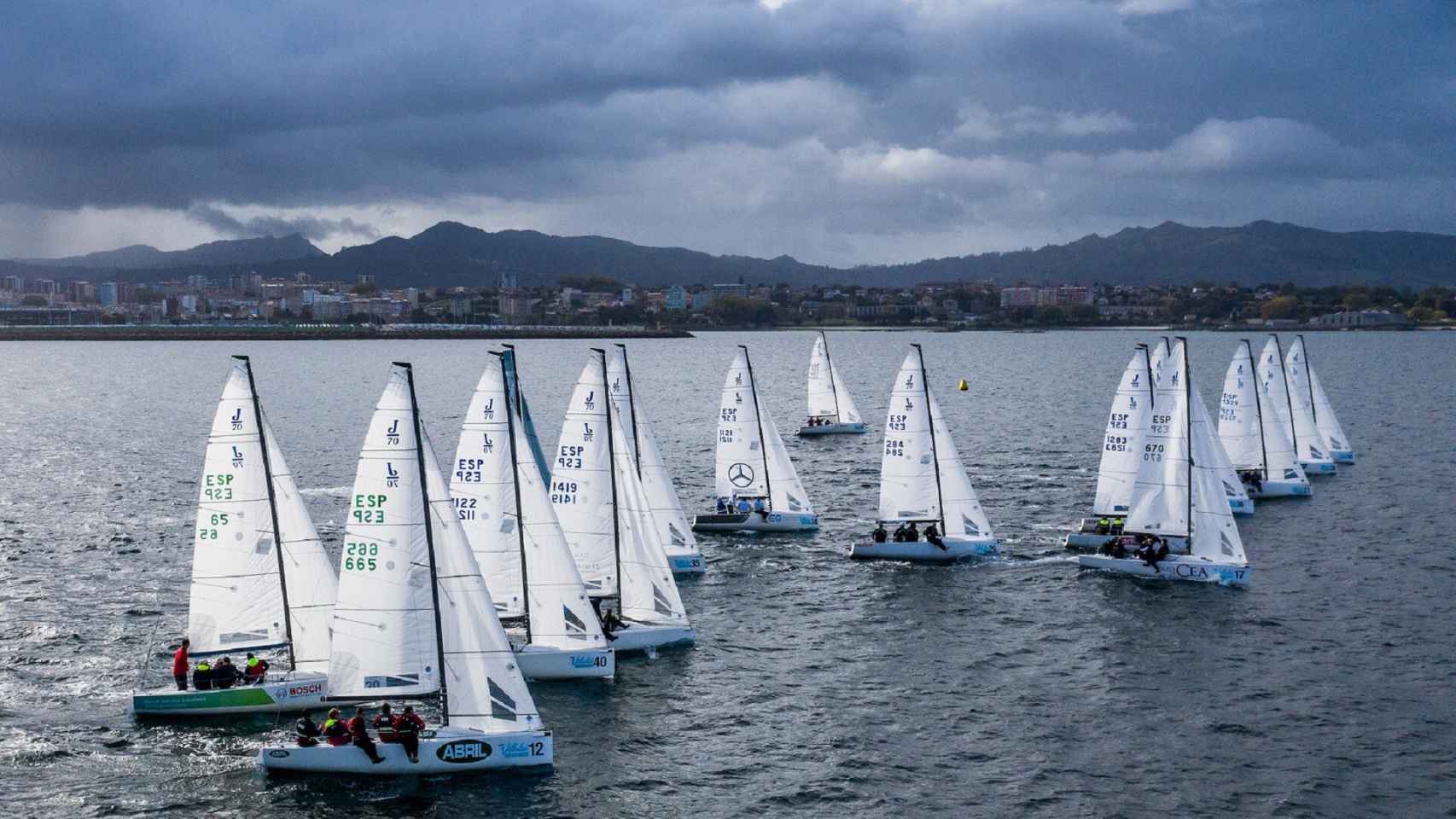 Un momento de la competición en la ría de Vigo.