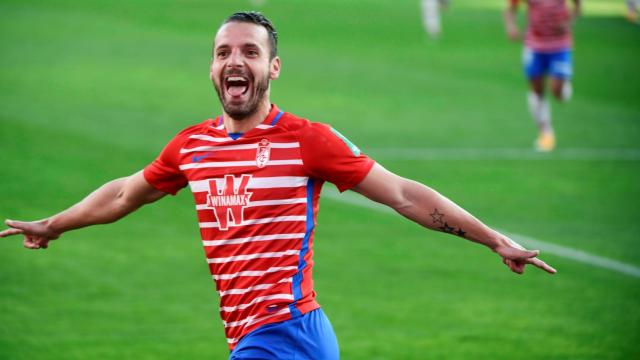 Soldado celebra uno de sus goles al Betis