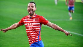 Soldado celebra uno de sus goles al Betis