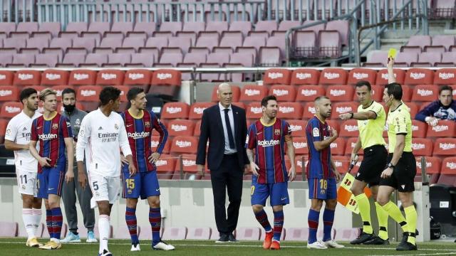 Martinez Munuera saca una tarjeta amarilla durante El Clásico