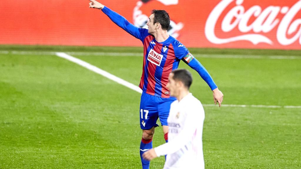 Kike García se dirige a la grada tras marcar su gol al Real Madrid