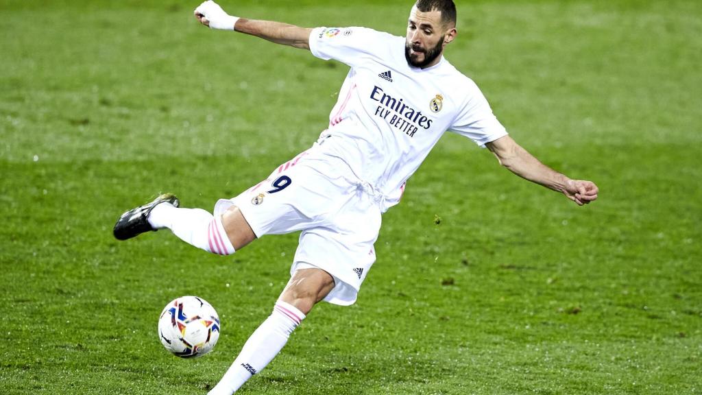 Karim Benzema golpea un balón