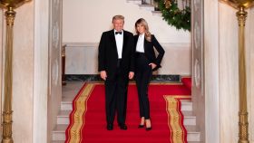 Donald y Melania Trump posan en la Casa Blanca para felicitar la Navidad.