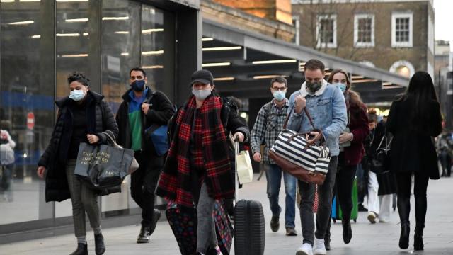 Un grupo de personas pasea por Londres.