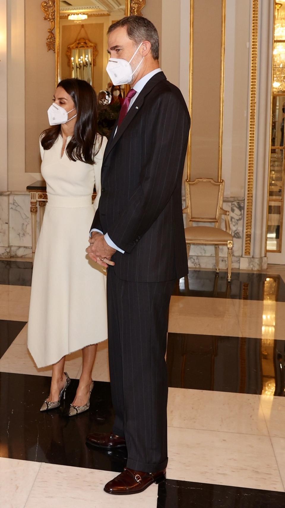 Letizia ha combinado un vestido blanco con salones animal print de Magrit.