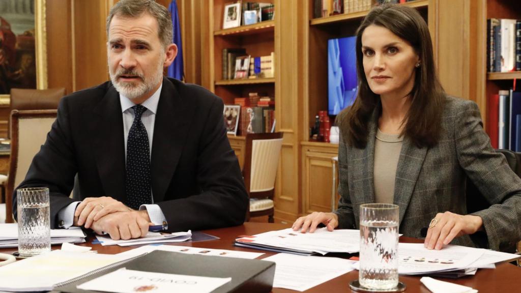 Felipe y Letizia, durante una reunión telemática el pasado mes de abril.