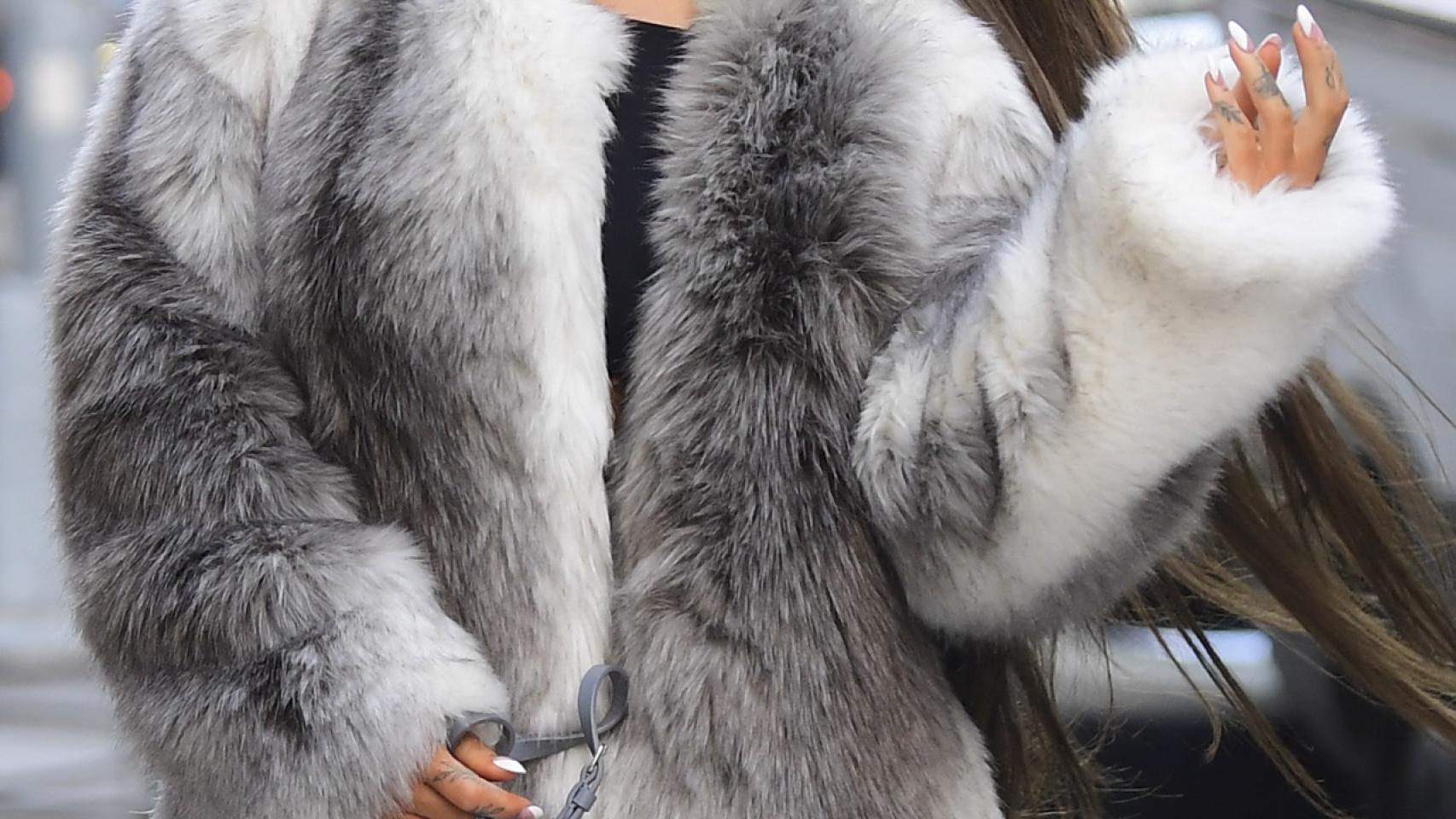 Ariana Grande y su novio, Dalton Gomez, en una imagen compartida en su cuenta de Instagram.