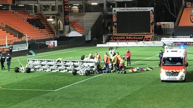 Los servicios médicos atienden al jardinero del Lorient