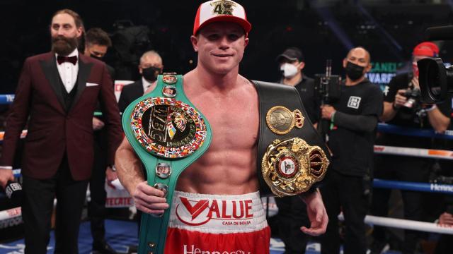 Saúl 'Canelo' Álvarez, con los cinturones de campeón del súpermediano