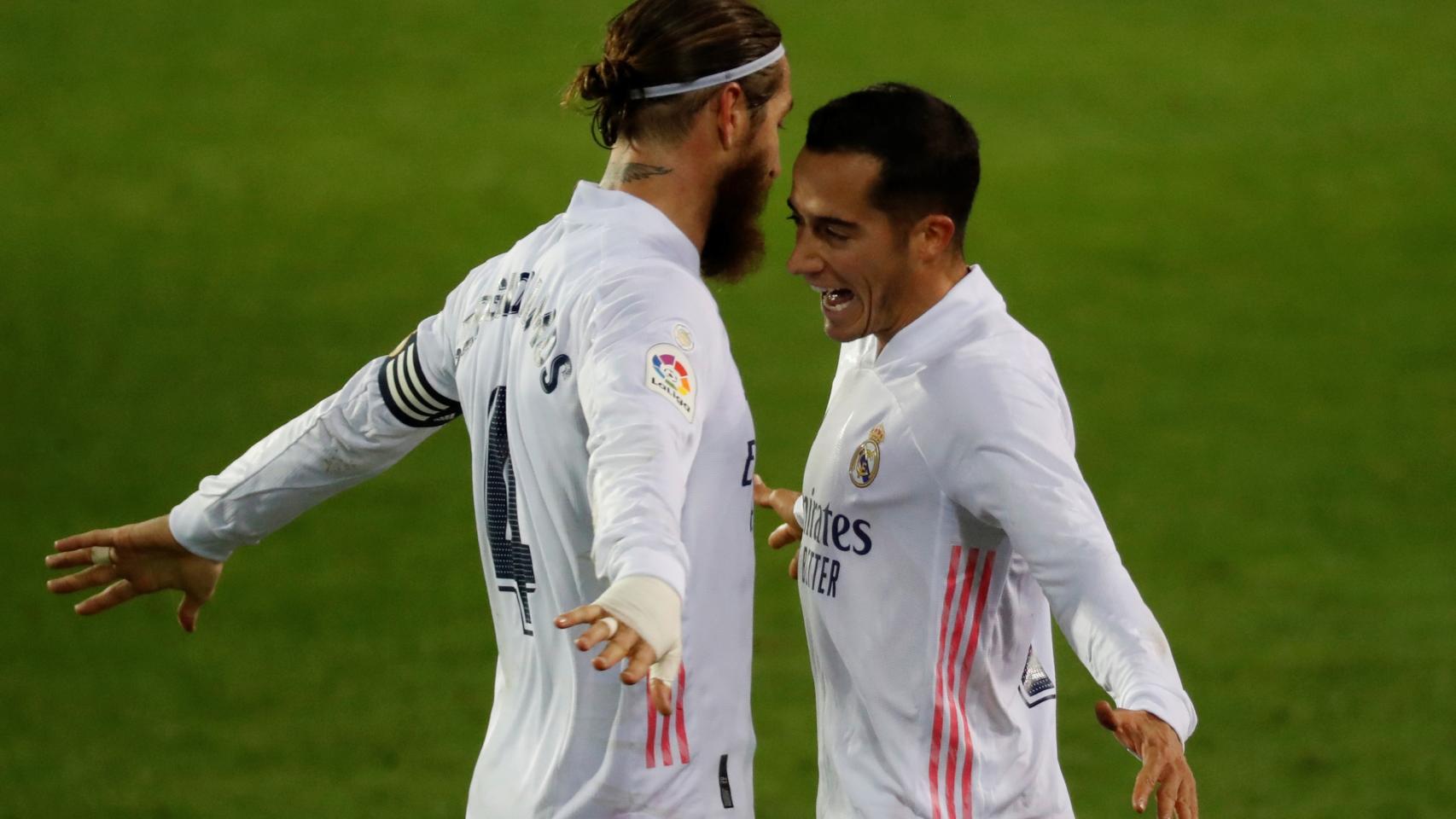 Sergio Ramos y Lucas Vázquez celebran un gol