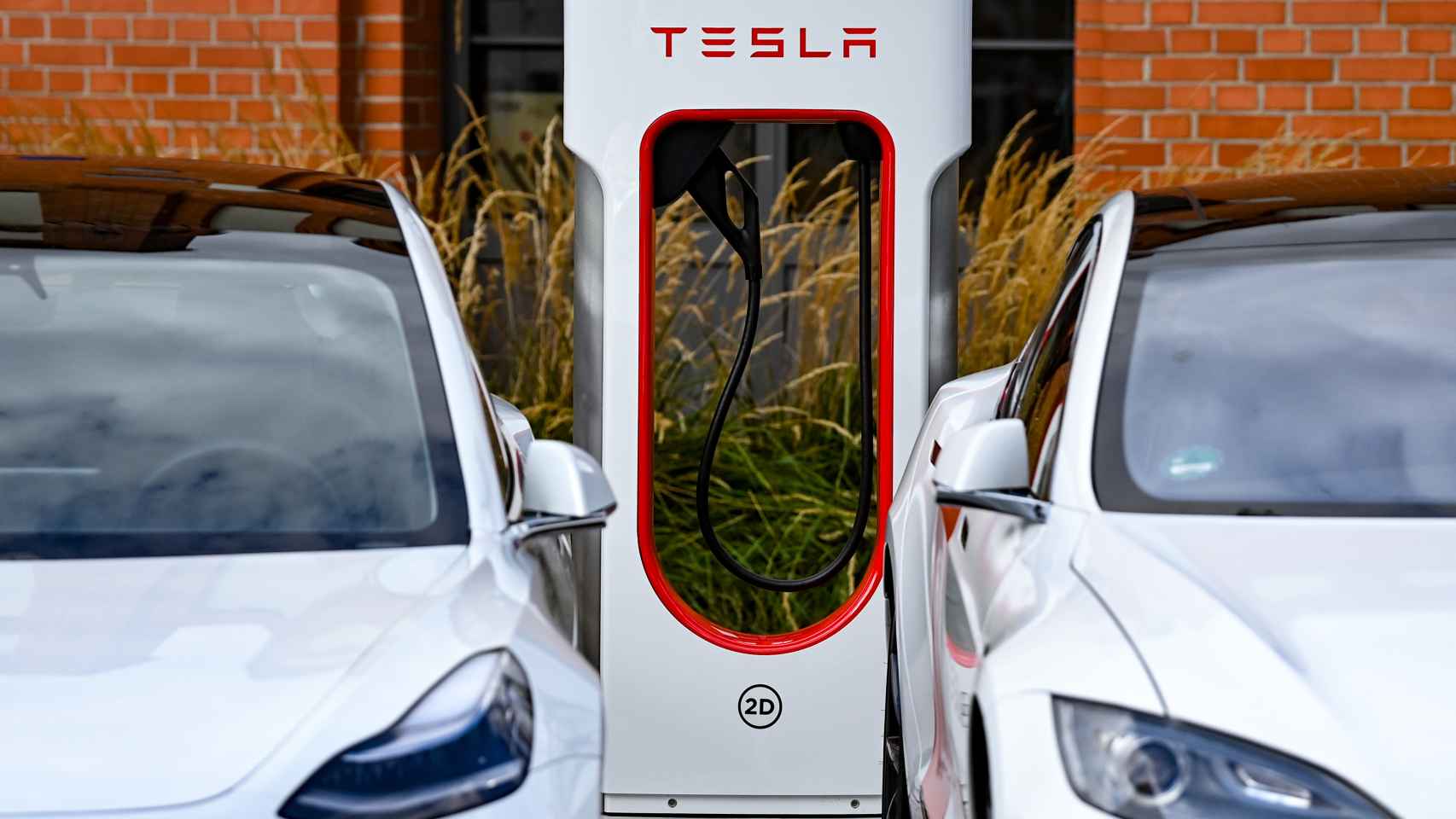 Una 'electrolinera' de Tesla carga dos vehículos de la marca.