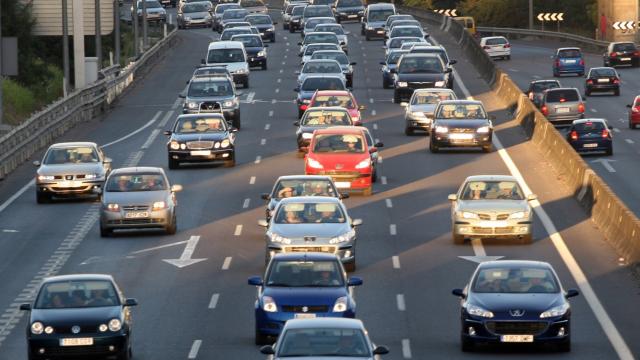 Imagen de una vía con numerosos coches circulando.