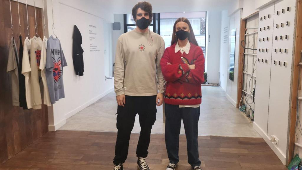 Carla Barral e Iago Castro en la tienda.