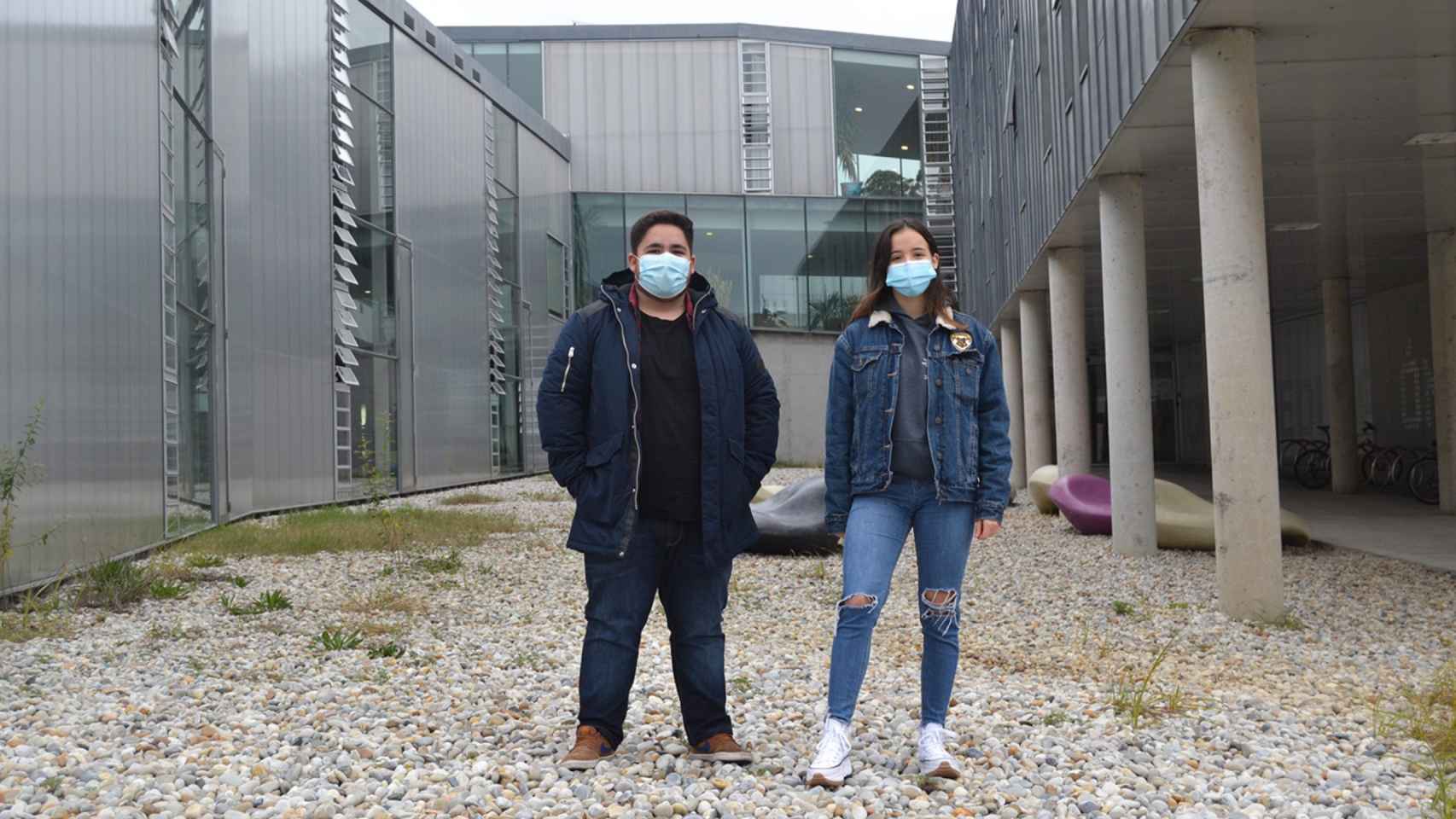 David Álvarez e Isabel Noya, a las puertas de la Facultad de Ciencias de la Educación y el Deporte.