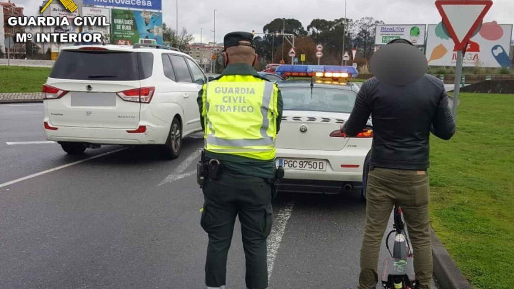 Joven en patinete eléctrico interceptado por la Guardia Civil.