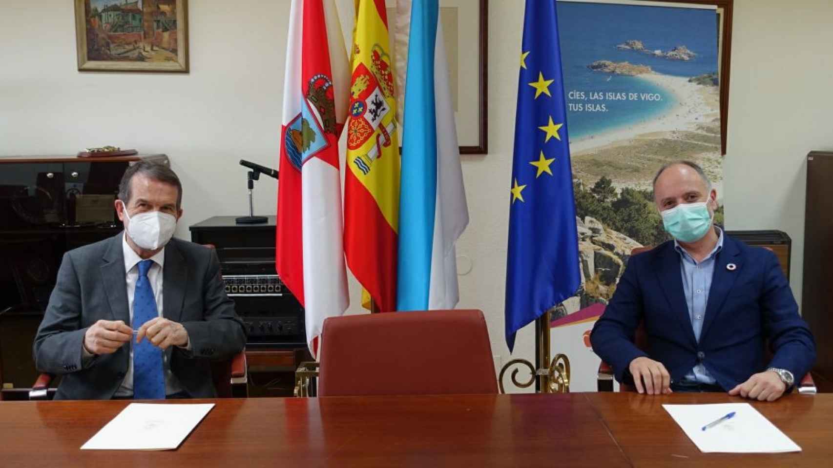 Abel Caballero y David Regades durante la firma del convenio.