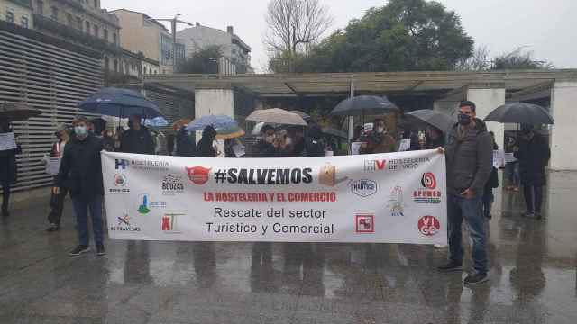 Concentración de hosteleros y comerciantes de Vigo ante el edificio administrativo de la Xunta.