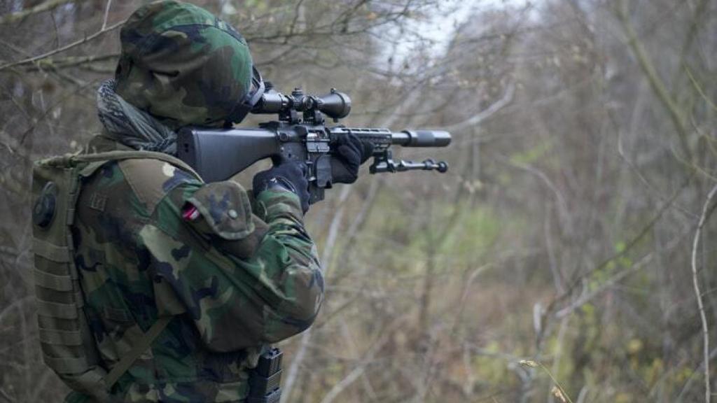 Soldado empuñando un rifle