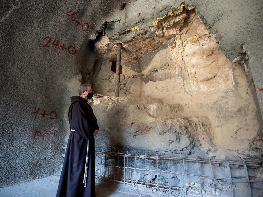 El franciscano Francesco Patton en la zona del baño ritual judío.